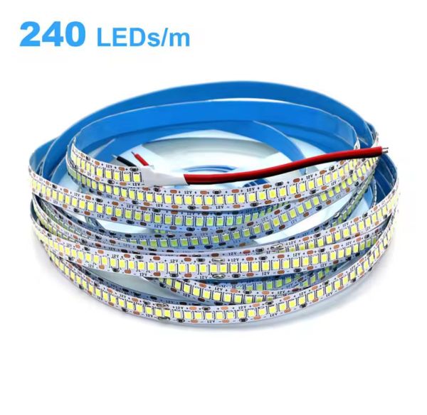 Светодиодная лента излучает яркий холодный белый свет (6000K) 12v 5 метров