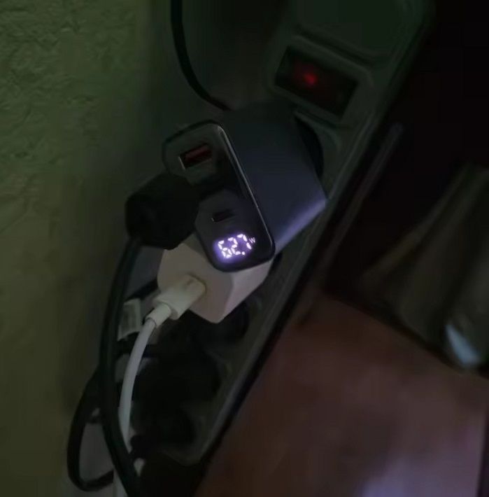 Зарядное устройство для Toocki GaN 67W с LED-дисплеем и 3 портами (2 USB-C + 1 USB-A, QC 4.0, PD 3.1)